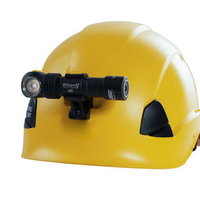 Armytek Helmet Mount AHM-03. Supporto robusto per l'installazione sicura di torce su elmetti e caschi protettivi. Compatibile specificamente con modelli aventi corpo dal diametro di 20.4 mm. Il design durevole include un sistema di serraggio a vite con chiave esagonale per garantire massima stabilità durante il movimento.