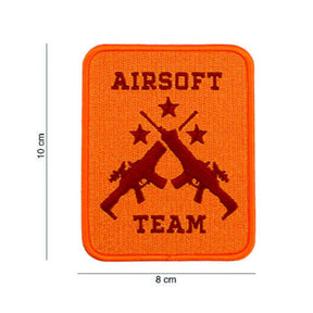 101 INC Airsoft Team Patch tattica disponibile in versione PVC  con retro in velcro o ricamata termoadesiva  caratterizzata da design con due fucili incrociati tre stelle e scritte Airsoft Team in rilievo ideale per softair e personalizzazione di zaini o abbigliamento.