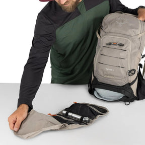 Osprey Raptor 14 zaino da ciclismo e mountain bike da 14 litri con pannello posteriore ventilato AirScape, attacco esterno per casco LidLock, scomparto per sacca idrica e sistema portattrezzi ToolWrap integrato per massima stabilità durante le uscite outdoor.