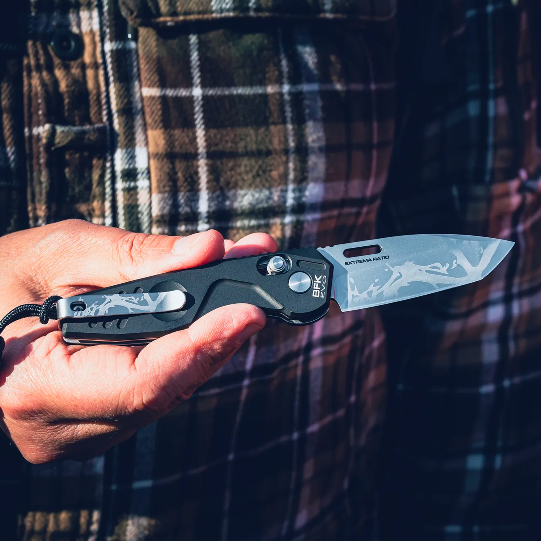 Set Extrema Ratio The Carry Box in edizione limitata, confezione regalo che include un coltello chiudibile BFK EVO, un cappellino nero da baseball, un portafoglio in pelle nero e una piastrina multifunzione in metallo (card tool)