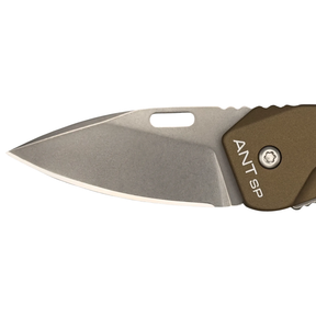 Extrema Ratio ANT SP: Coltello chiudibile EDC ultra-compatto e leggero. Lama in acciaio Bohler N690 e impugnatura in alluminio anticorodal anodizzato. Dotato di asola per cordino. Design minimalista ideale per porto quotidiano e utility.