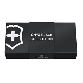 Victorinox Spartan Onyx Black coltellino multiuso con 12 funzioni tra cui lama grande, lama piccola, cavatappi e apriscatole caratterizzato da una finitura nera monocromatica lucida ottenuta tramite processo polispettrale per un design elegante e resistente.