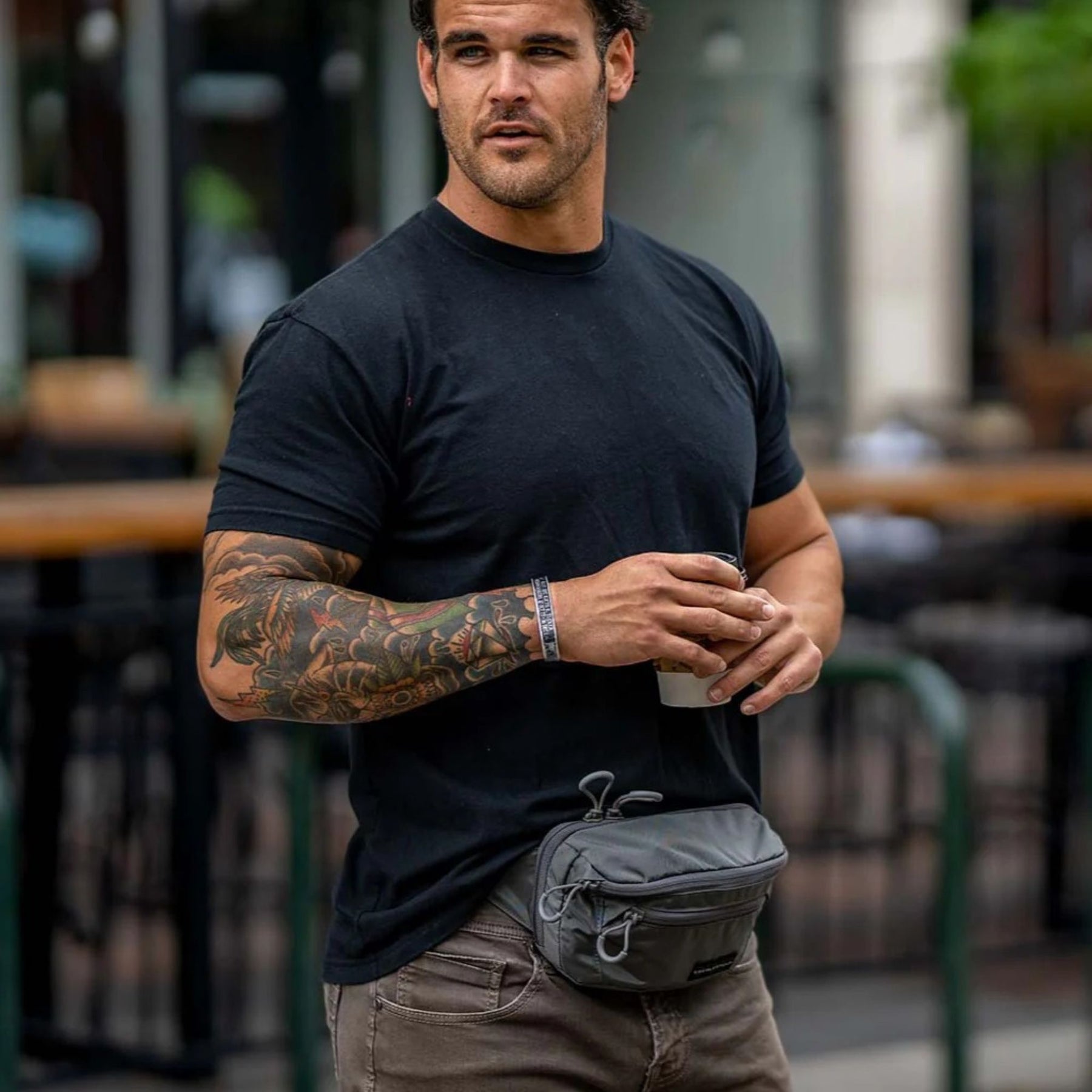 Eberlestock Bando Bag Marsupio tattico low-profile per EDC e porto occulto. Design discreto con tasca posteriore dedicata ad accesso rapido per arma e scomparto principale organizzato. Include passante per laccio emostatico. Soluzione versatile per sicurezza personale e urban carry. 2 misure.