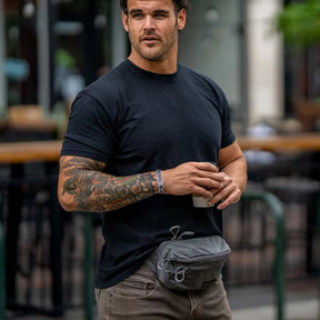 Eberlestock Bando Bag Marsupio tattico low-profile per EDC e porto occulto. Design discreto con tasca posteriore dedicata ad accesso rapido per arma e scomparto principale organizzato. Include passante per laccio emostatico. Soluzione versatile per sicurezza personale e urban carry. 2 misure.