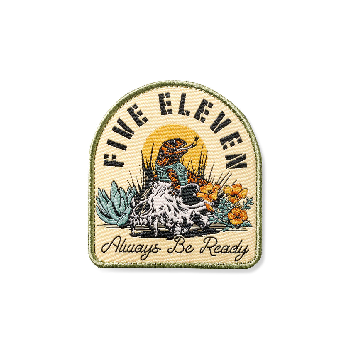 Patch ricamata 5.11 Tactical Natural Habitat in stile arco, con un disegno di un teschio (Skull) in un ambiente desertico con fiori di papavero e piante grasse, lucertola sulla cima con il motto Always Be Ready