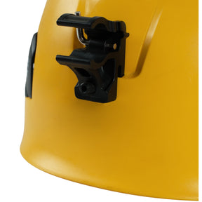 Armytek Helmet Mount AHM-03. Supporto robusto per l'installazione sicura di torce su elmetti e caschi protettivi. Compatibile specificamente con modelli aventi corpo dal diametro di 20.4 mm. Il design durevole include un sistema di serraggio a vite con chiave esagonale per garantire massima stabilità durante il movimento.