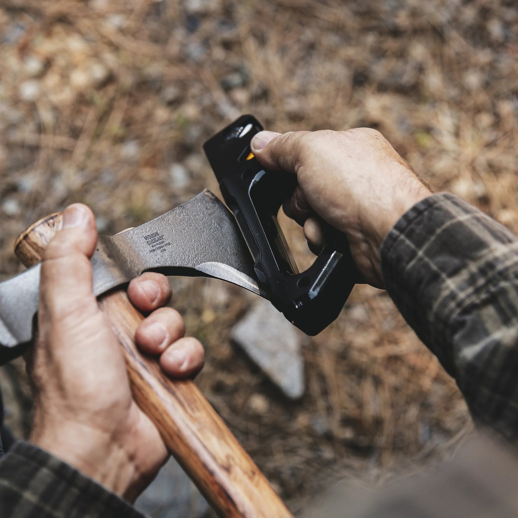 Work Sharp Pivot Pro Knife Sharpener affilatore portatile multiuso con tecnologia Pivot Response, fessure in carburo convesso a 25 gradi, aste in ceramica fine e piastra diamantata per coltelli, forbici e attrezzi da outdoor.