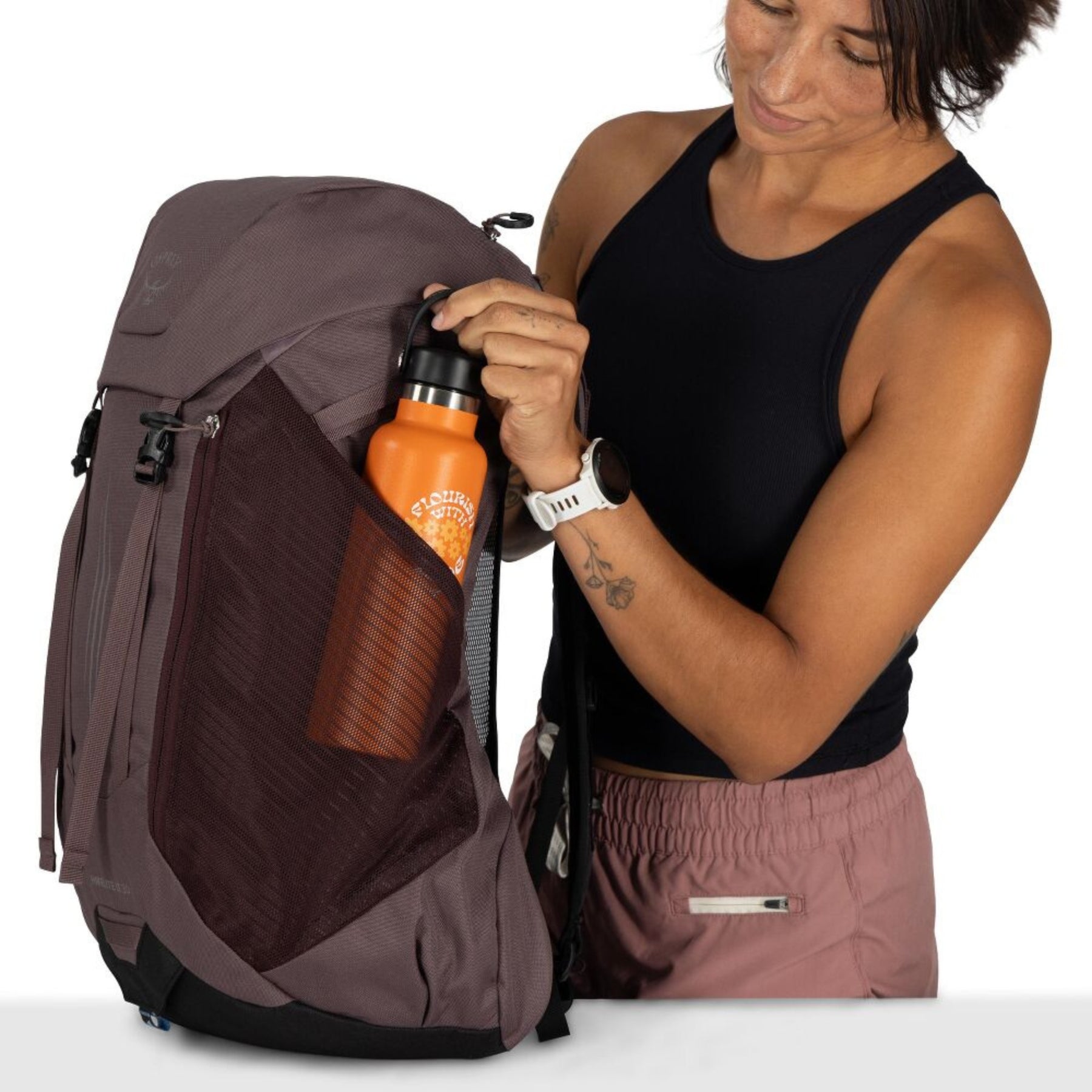 Osprey Hikelite LT 30 Zaino da 30 L ultraleggero da trekking ed escursionismo con schienale ventilato AirSpeed, tasche laterali in rete elasticizzata, spallacci ergonomici e chiusura a cappuccio con fibbie per outdoor su sfondo bianco.