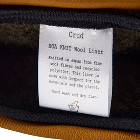 Crud Sweden Guanti Mitsuhiko 2.0 Re:Newool Lined invernali in pelle pieno fiore. Fodera interna in lana riciclata per massimo isolamento termico. Design artigianale robusto con polsino corto e asola in paracord. Ideali per bushcraft, lavori pesanti e protezione dal freddo.