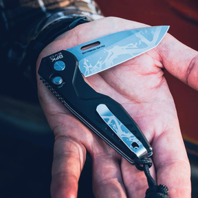 Set Extrema Ratio The Carry Box in edizione limitata, confezione regalo che include un coltello chiudibile BFK EVO, un cappellino nero da baseball, un portafoglio in pelle nero e una piastrina multifunzione in metallo (card tool)