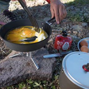 MSR WindBurner Ceramic Skillet padella da campeggio con rivestimento in ceramica antiaderente, anello cattura calore e manico pieghevole per sistemi di cottura outdoor
