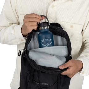 Osprey Quasar Sling borsa monospalla da 6 L adatta per l'uso quotidiano. Presenta uno spallaccio singolo imbottito e ambidestro, schienale ventilato AirScape, ampio scomparto principale con tasca per tablet, cordino elastico frontale e daisy chain per il fissaggio di attrezzatura outdoor.