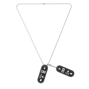 101 INC Dog Tag Bloodgroup. Coppia di piastrine patch in PVC 3D con retro in velcro e catenella inclusa. Indicazione del gruppo sanguigno con lettere fluorescenti e fori laterali. Accessorio tattico di identificazione per equipaggiamento militare e primo soccorso.
