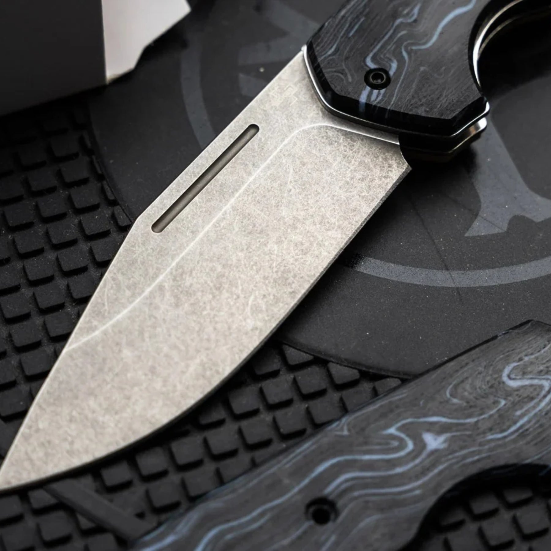 Boker Plus Advent Calendar DTK calendario dell'avvento con 24 caselle e kit di montaggio completo per coltello chiudibile tascabile con blocco lama backlock, apertura thumb hole, guancette intercambiabili e viteria per regalo di Natale, collezionismo ed EDC