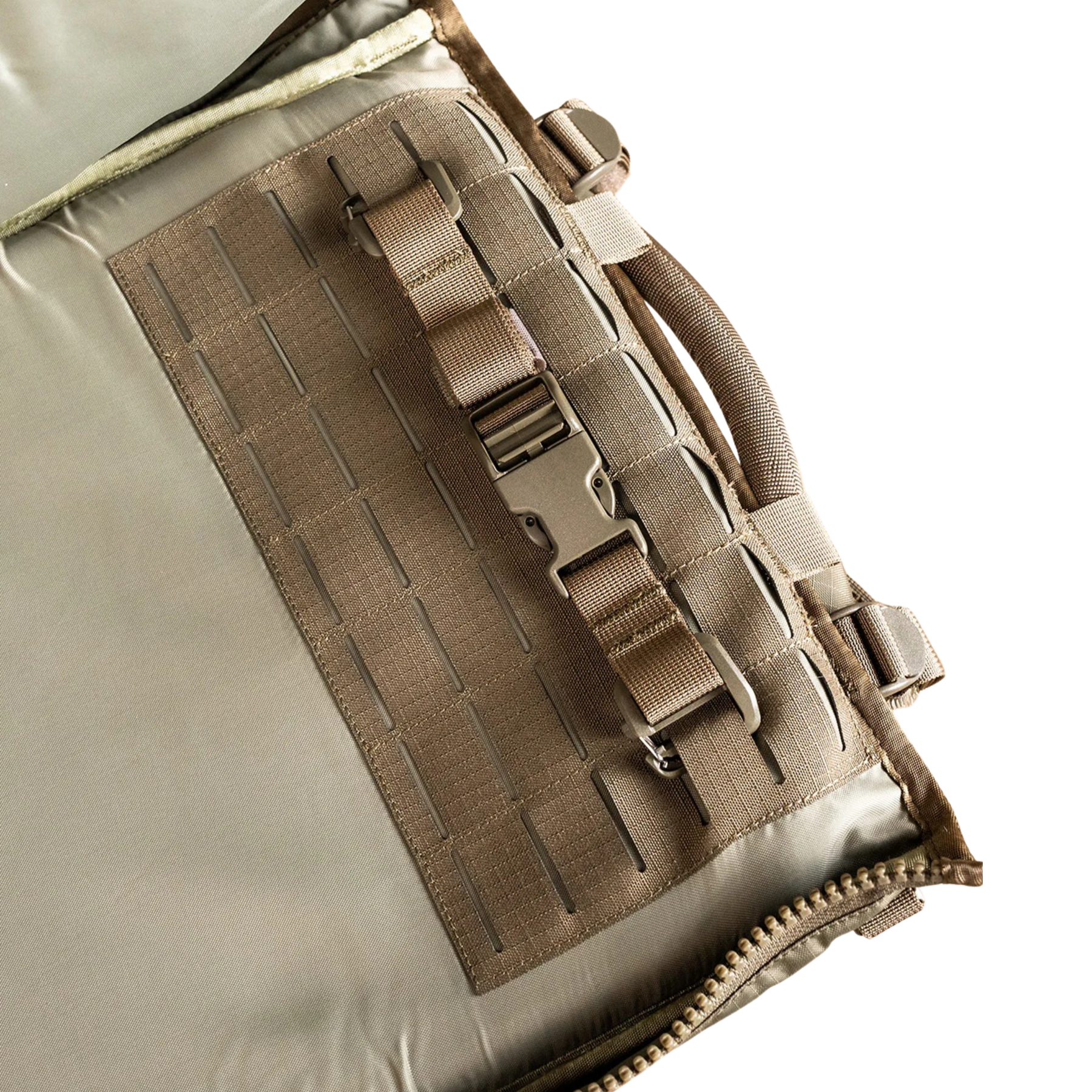 Eberlestock Spectre: Zaino tecnico per fucile da 50.8 litri progettato per massimizzare la leggerezza senza compromettere la resistenza. Realizzato con materiali d'avanguardia, presenta un sistema di sospensione regolabile, accesso multiplo al vano principale e pannelli esterni MOLLE laser-cut per l'espansione del carico. Ideale per missioni a lungo raggio e spedizioni outdoor che richiedono versatilità e organizzazione superiore.