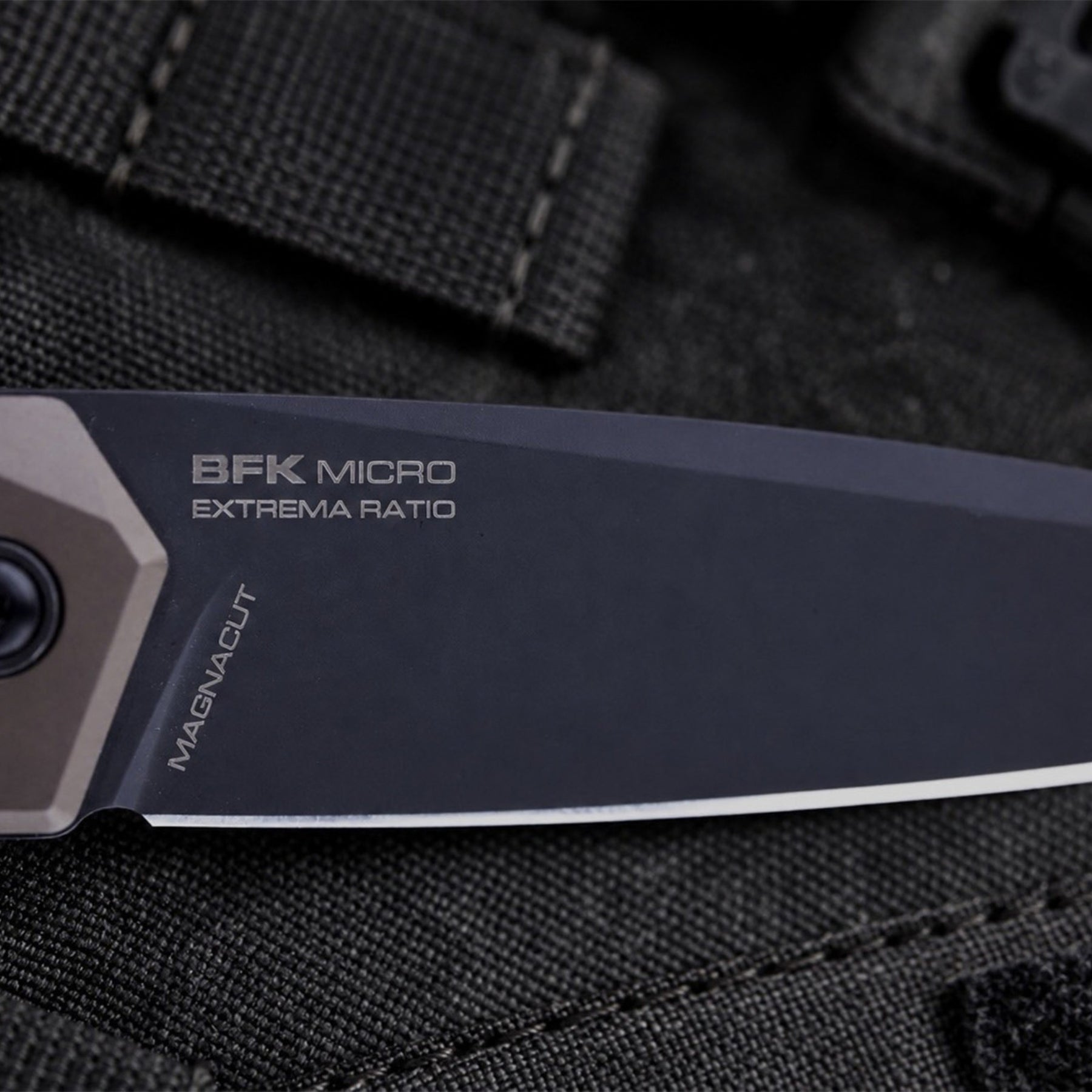 Extrema Ratio BFK Micro coltello a lama fissa compatto con profilo tanto modificato, impugnatura ergonomica sagomata e foro passante per cordino ideale per everyday carry tattico