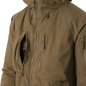 Helikon-Tex Winter Yukon Jacket giacca invernale tecnica con cappuccio regolabile imbottito, zip frontale a doppio cursore, tasche pettorali con cerniera, pannello a strappo sulla manica e fondo regolabile vista a tre quarti per outdoor