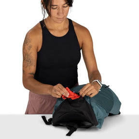 Osprey Hikelite LT 16 zaino tecnico da escursionismo giornaliero ultraleggero con capacità 16 L dotato di schienale ventilato AirSpeed tasche laterali in rete elastica e spallacci traspiranti. Zaino da trekking ideale per camminate outdoor e gite in giornata.