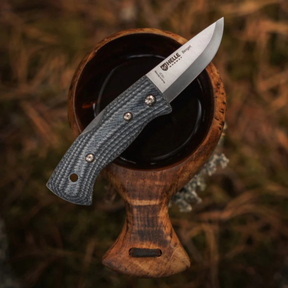 Helle Berget Coltello chiudibile robusto con lama in acciaio inossidabile Sandvik 12C27 e manico ergonomico in Micarta sagomata per una presa sicura dotato di sistema di blocco affidabile e design scandinavo funzionale ideale per bushcraft attività outdoor e porto quotidiano