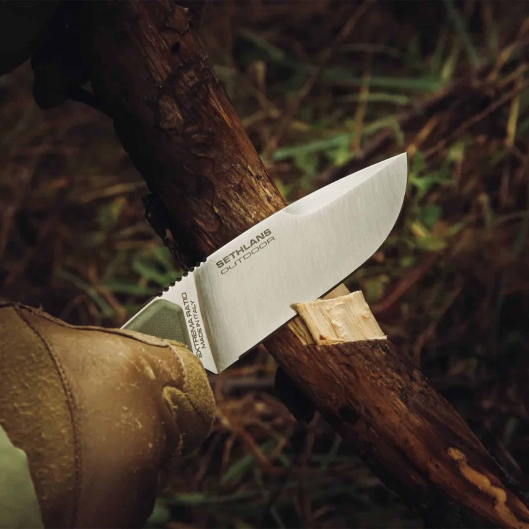 Extrema Ratio Sethlans Outdoor. Coltello a lama fissa in acciaio S600 con guancette in G10 e cordino. Design full tang robusto firmato Daniele Dal Canto. Strumento tattico tuttofare ideale per bushcraft e sopravvivenza.