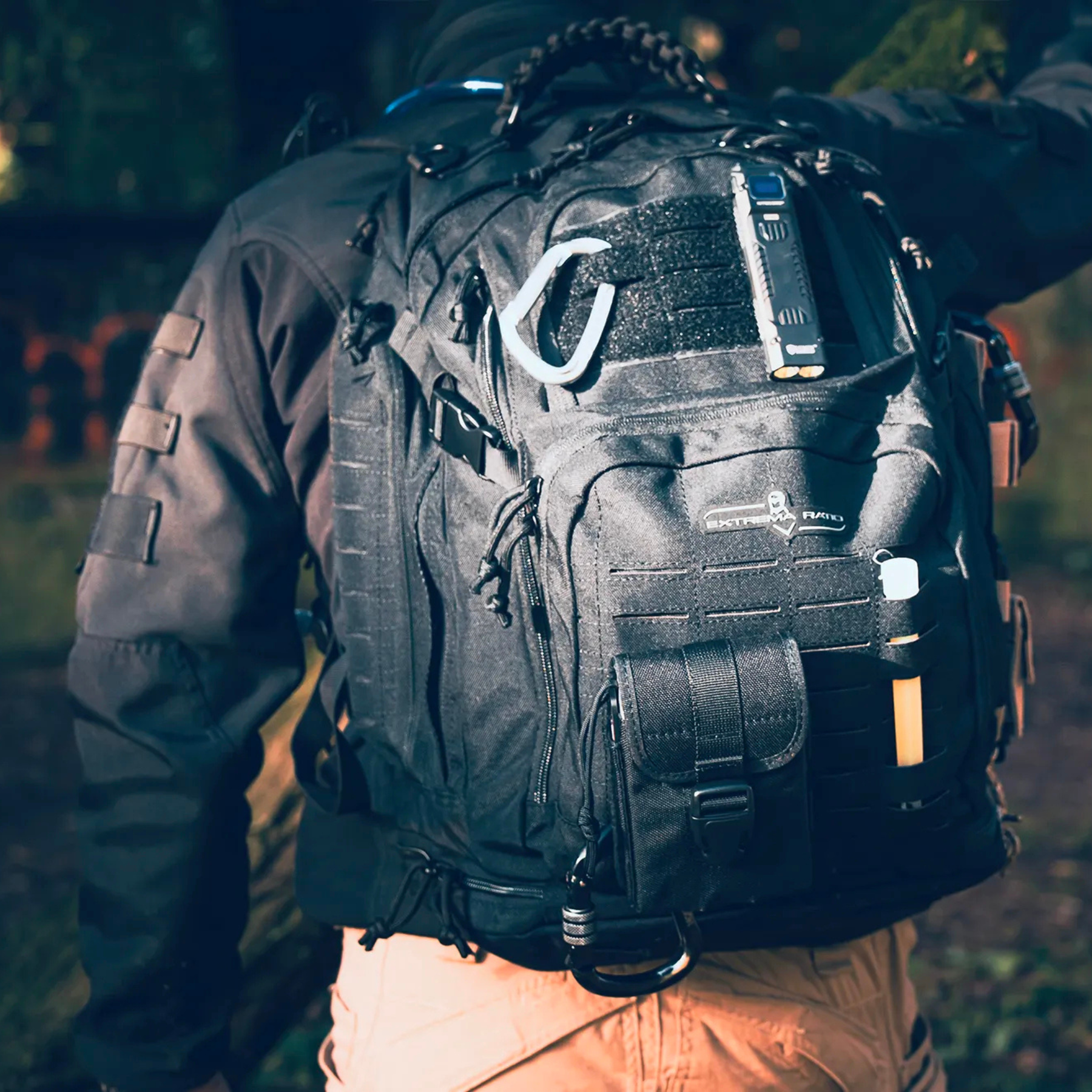 Extrema Ratio Sentinel Backpack: Zaino tattico da 35 litri. Dotato di sistema MOLLE laser-cut, scomparto principale ad apertura completa, tasche dedicate per laptop e sacca idrica. Include schienale traspirante termoforato e maniglia in paracord intrecciato per massima resistenza.