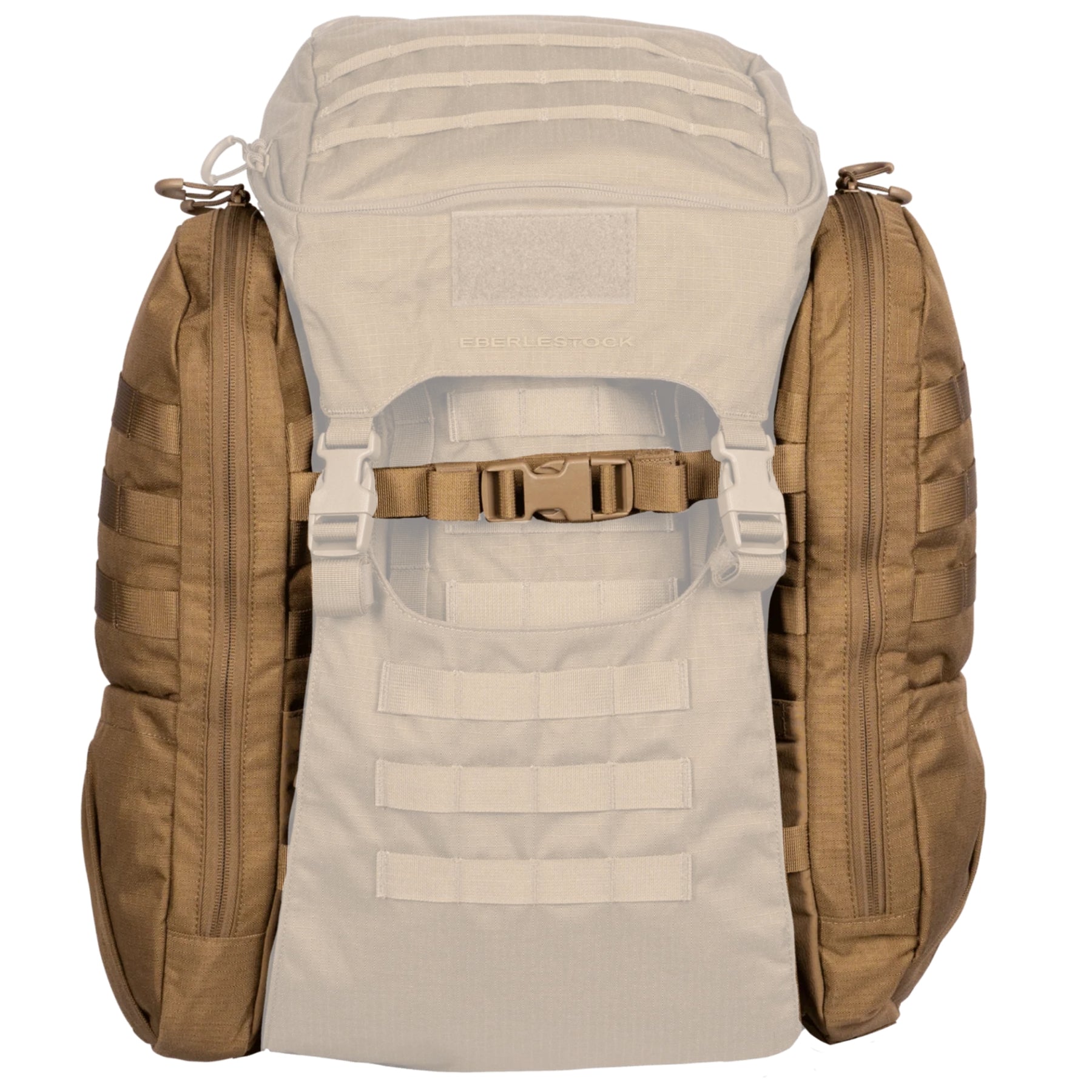 Eberlestock Mission Wings moduli laterali di espansione per sistema EMOD accoppiati a uno zaino principale. I due borsoni verticali con cerniere e passanti MOLLE sono evidenziati per mostrare l'incremento di volume e l'organizzazione tattica del carico aggiuntivo.