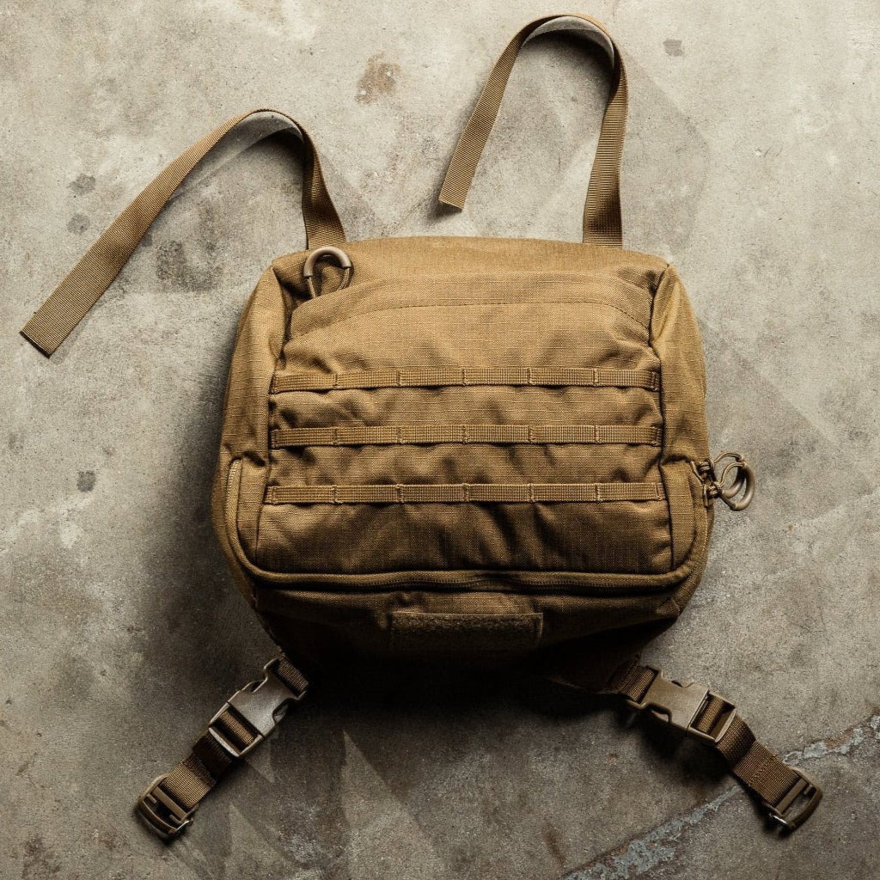 Eberlestock Mission Lid tasca superiore di espansione per sistema EMOD installata sulla parte alta di uno zaino compatibile. Il modulo mostra passanti MOLLE frontali, un inserto in velcro per patch e fibbie a sgancio rapido per l'integrazione e la regolazione del carico.