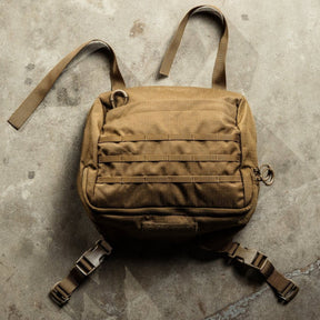 Eberlestock Mission Lid tasca superiore di espansione per sistema EMOD installata sulla parte alta di uno zaino compatibile. Il modulo mostra passanti MOLLE frontali, un inserto in velcro per patch e fibbie a sgancio rapido per l'integrazione e la regolazione del carico.