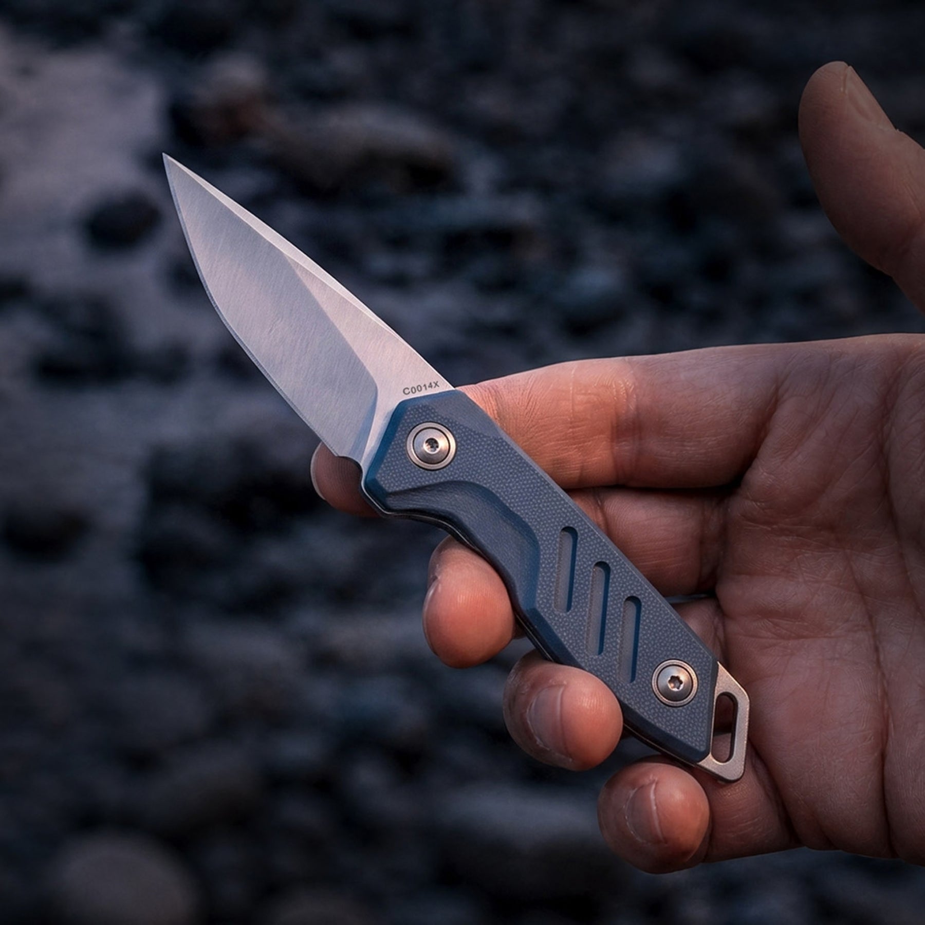 Extrema Ratio BFK NANO coltello a lama fissa neck knife compatto con lama drop point in acciaio, guancette ergonomiche sagomate e foro passante per cordino da porto al collo o EDC tattico