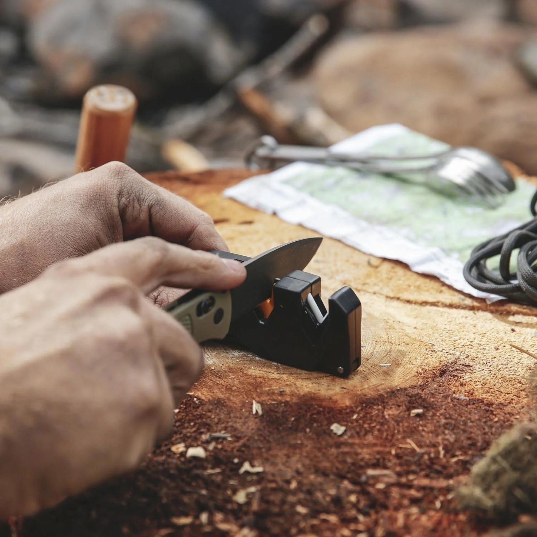 Work Sharp Pivot Plus Knife Sharpener affilatore portatile compatto con carburo affilante, inserti in ceramica e asta diamantata per ripristinare il filo di coltelli e lame outdoor e bushcraft su sfondo bianco.