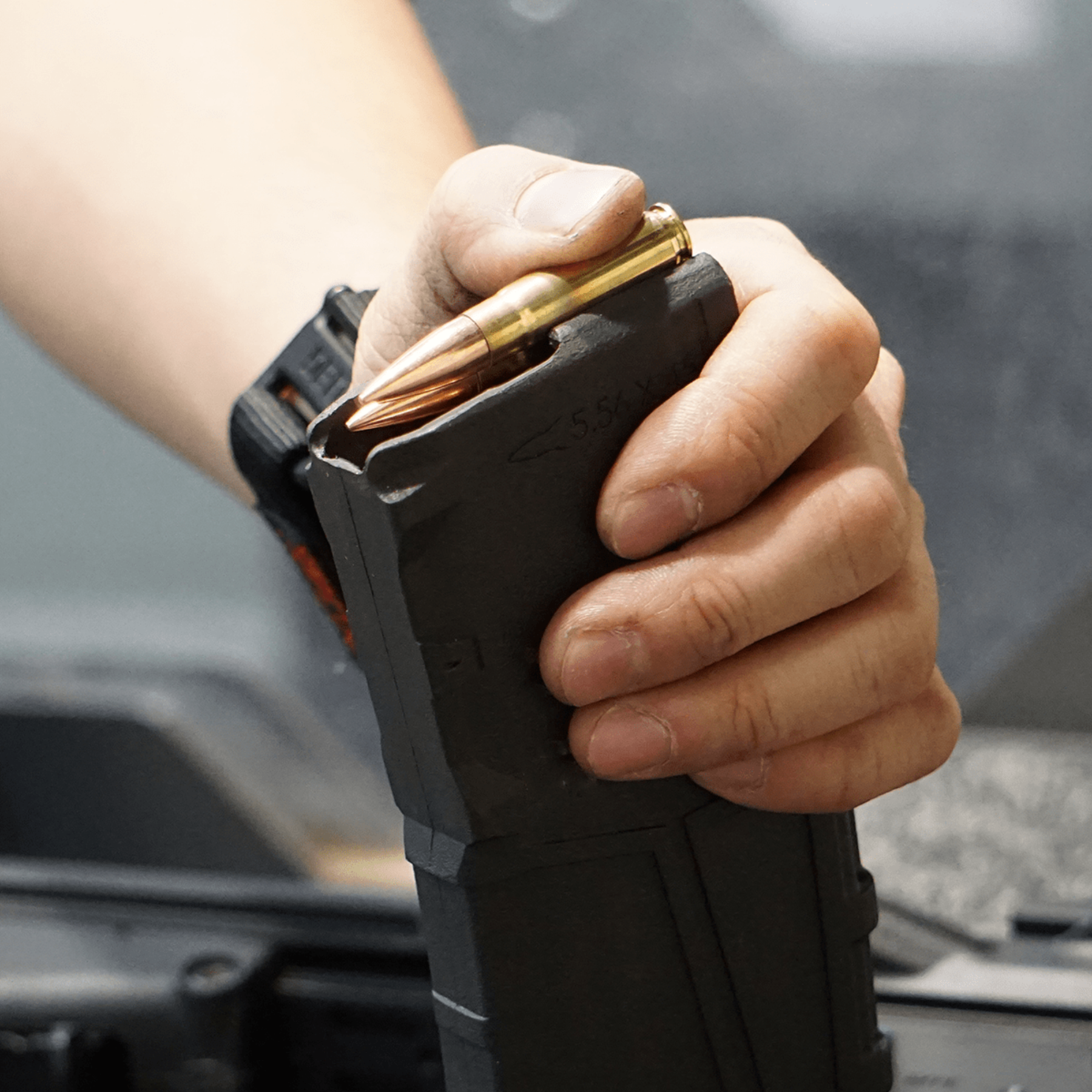 UTG AR15 Polymer Magazine: Caricatore da 30 colpi per calibro .223 Remington e 5.56x45 NATO. Realizzato in polimero ad alta resistenza con texture antiscivolo per un cambio rapido e sicuro. Dotato di elevatore blu anti-inclinazione e molla in acciaio inossidabile per un'alimentazione affidabile.