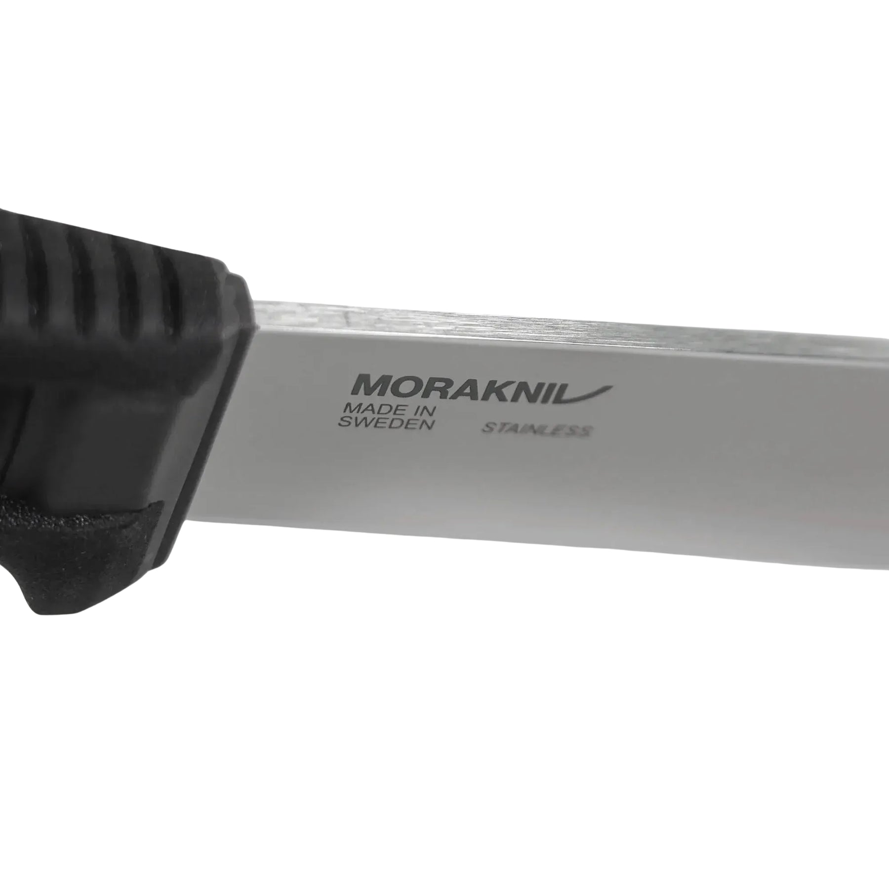 Morakniv Amberg Full Flat coltello a lama fissa con affilatura piana a tutta altezza, impugnatura ergonomica testurizzata ad alto grip con guardia salvadita e foro per cordino, ideale per outdoor, bushcraft ed escursionismo.