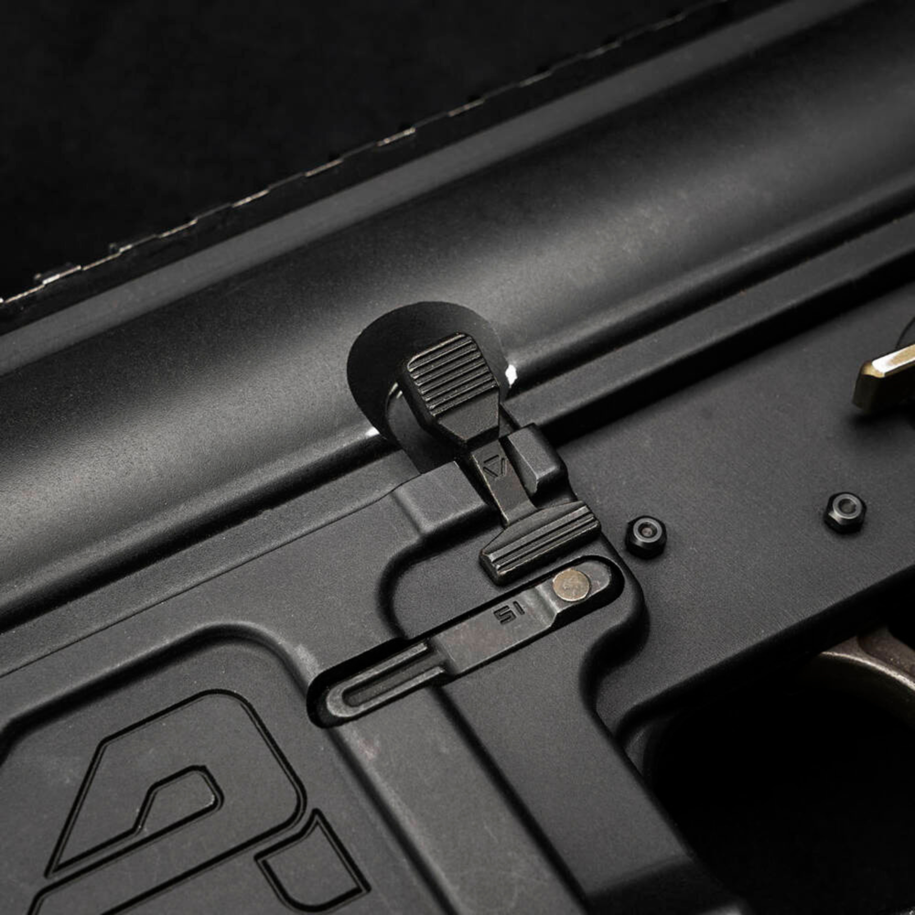 Leva di sgancio otturatore maggiorata Strike Industries Enhanced Bolt Catch di colore nero, specifica per fucili AR10, componente per il controllo del carrello con superfici zigrinate per una presa migliorata