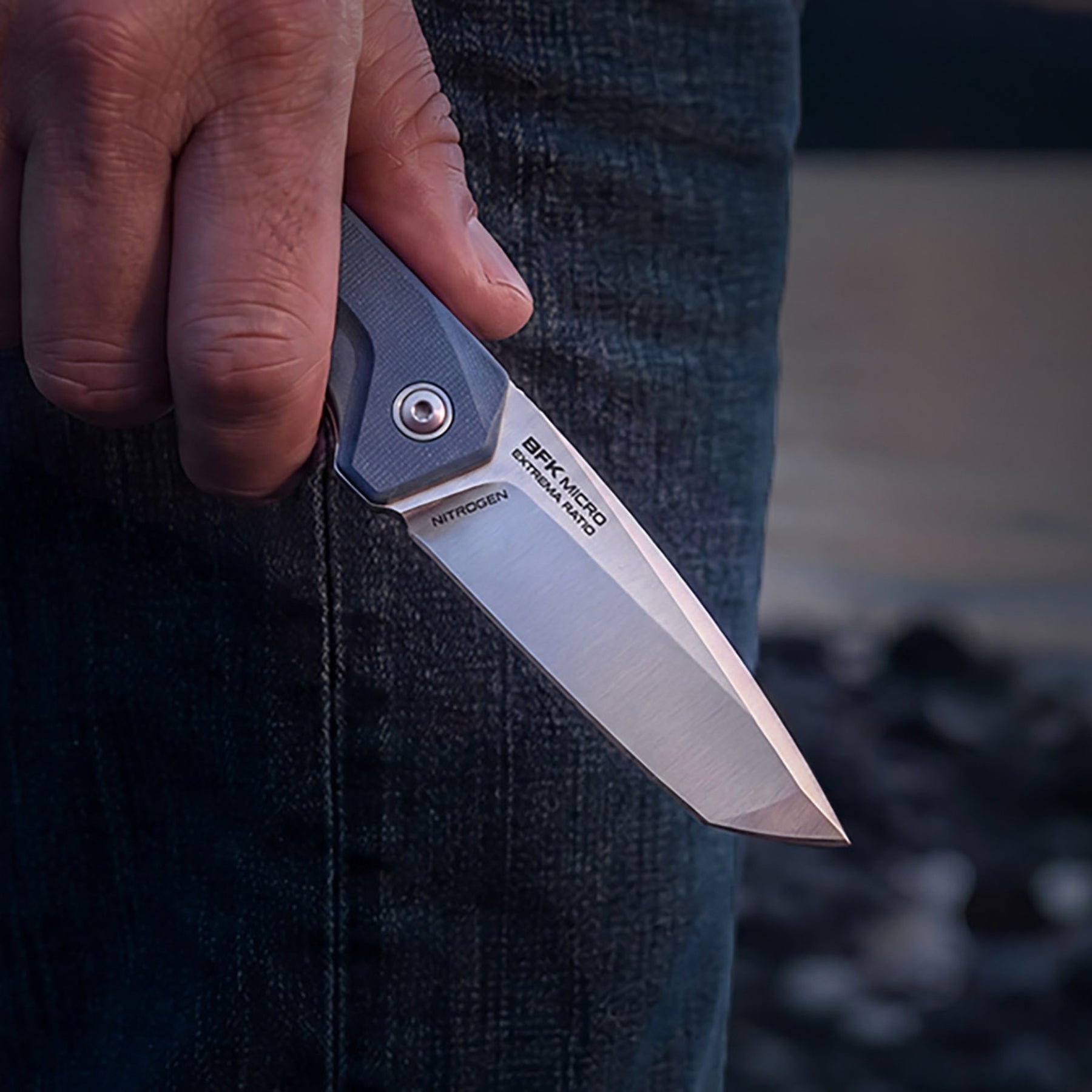 Extrema Ratio BFK Micro coltello a lama fissa compatto con profilo tanto modificato, impugnatura ergonomica sagomata e foro passante per cordino ideale per everyday carry tattico