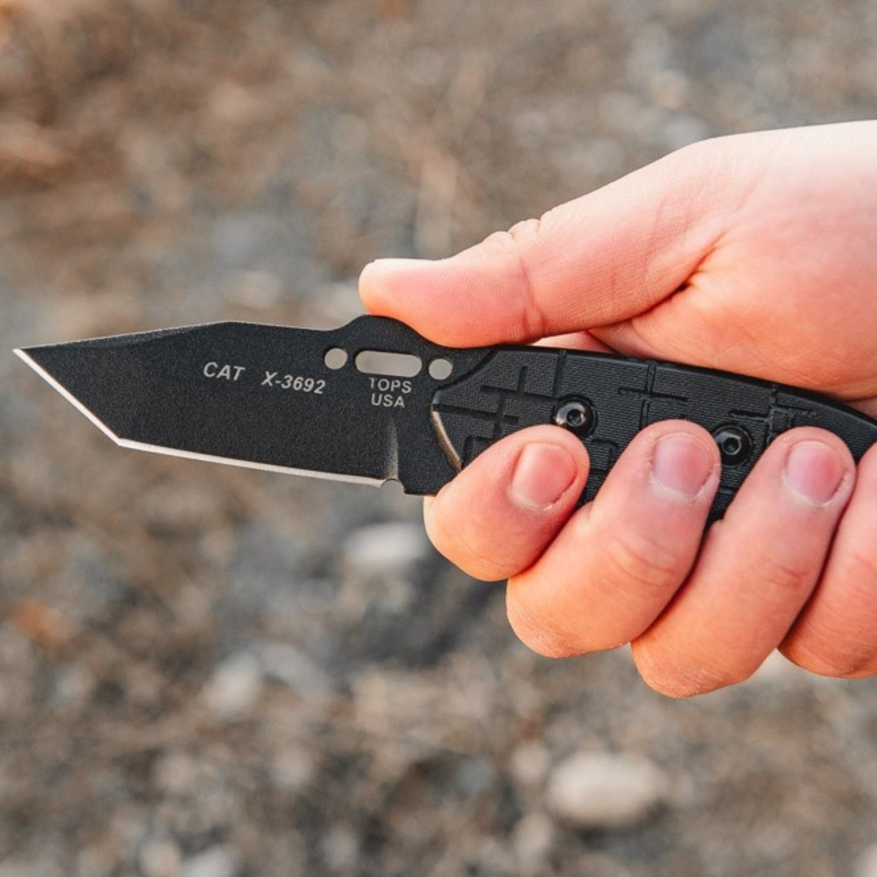 TOPS C.A.T. 203T-01 coltello a lama fissa tattico con profilo tanto, impugnatura ergonomica testurizzata e oro per cordino