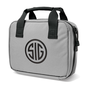 5.11 Tactical Double Pistol Case edizione SIG Sauer. Valigetta imbottita in Nylon 1050D progettata per il trasporto sicuro di due pistole e caricatori. Dotata di maniglie rinforzate, zip YKK perimetrale e apertura completa a 180 gradi per accesso rapido in poligono.