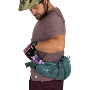 Osprey Savu 5 cintura da ciclismo con capacità 5 litri e tasche per borracce a scomparsa. Marsupio ergonomico per mountain bike con schienale traspirante AirScape e ampi scomparti per attrezzi e snack, ideale per escursioni e trail.