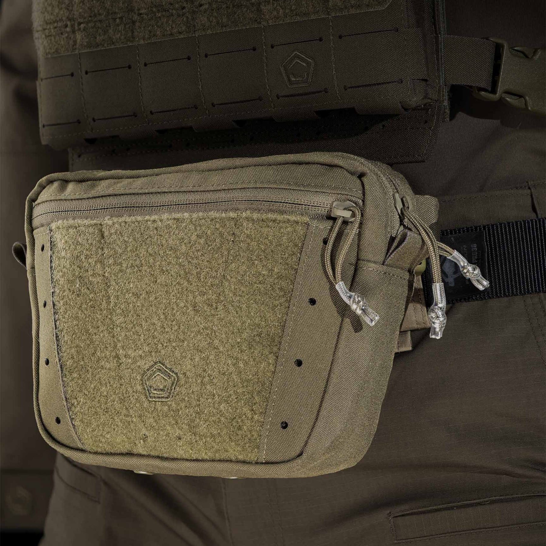 Pentagon Amina Dangler Pouch marsupio tattico multifunzione e tasca dangler per gilet portapiastre con pannello frontale a strappo per patch, fori di drenaggio e cinghia regolabile con fibbia a sgancio rapido per uso EDC e outdoor.