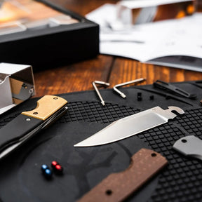 Boker Plus Advent Calendar Gent calendario dell'avvento con 24 caselle e kit di montaggio completo per coltello chiudibile tascabile gentleman con blocco lama backlock, unghiatura nail nick, guancette intercambiabili, clip e viteria per regalo di Natale, collezionismo ed EDC