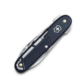Victorinox Synergy X Alox. Multiuso con guancette in alluminio zigrinato e manico caratterizzato da fresature decorative. Dotato di lama principale, forbici di precisione, apriscatole e lima multifunzione. Design esclusivo che unisce eleganza e funzionalità per il porto quotidiano.