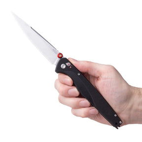Coltello chiudibile EDC ACTA NON VERBA A300 con lama liscia stile drop point dal profilo dritto e sottile. Impugnatura ergonomica zigrinata ad alto grip dotata di meccanismo di blocco e pulsante di sicurezza laterale. Ideale per porto quotidiano ed escursionismo.