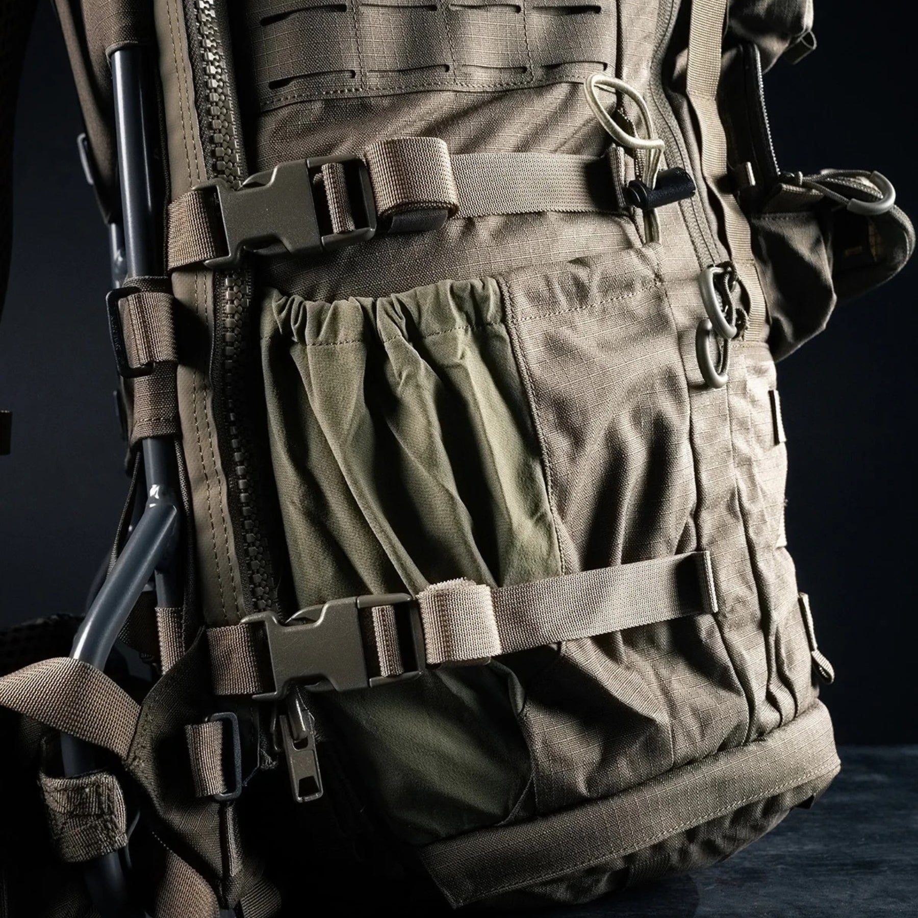 Eberlestock Mission Ruck zaino tattico militare da 79.22 litri con sistema MOLLE e tasche modulari frontali e laterali, FUNZIONA ESCLUSIVAMENTE CON IL TELAIO MISSION EMOD. Caratterizzato da cinghie di compressione e pannello in velcro per patch, ideale per escursioni tecniche, trekking intensivo e utilizzi operativi professionali.