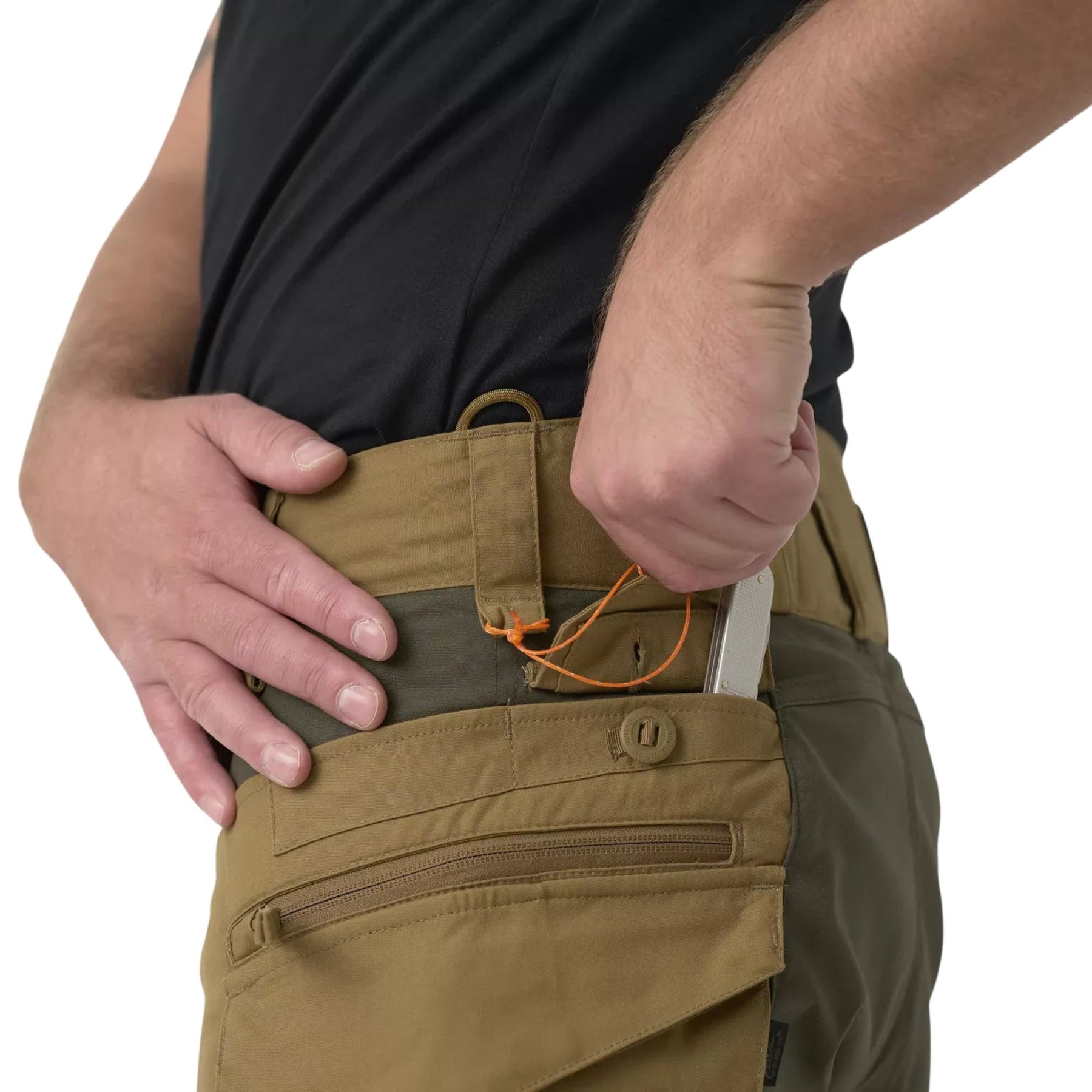 Helikon-Tex Pilgrim Pants pantaloni tecnici in tessuto DuraCanvas con rinforzi sulle ginocchia, tasche e vita rialzata per protezione renale. Ideali per bushcraft, escursionismo e attività outdoor impegnative.
