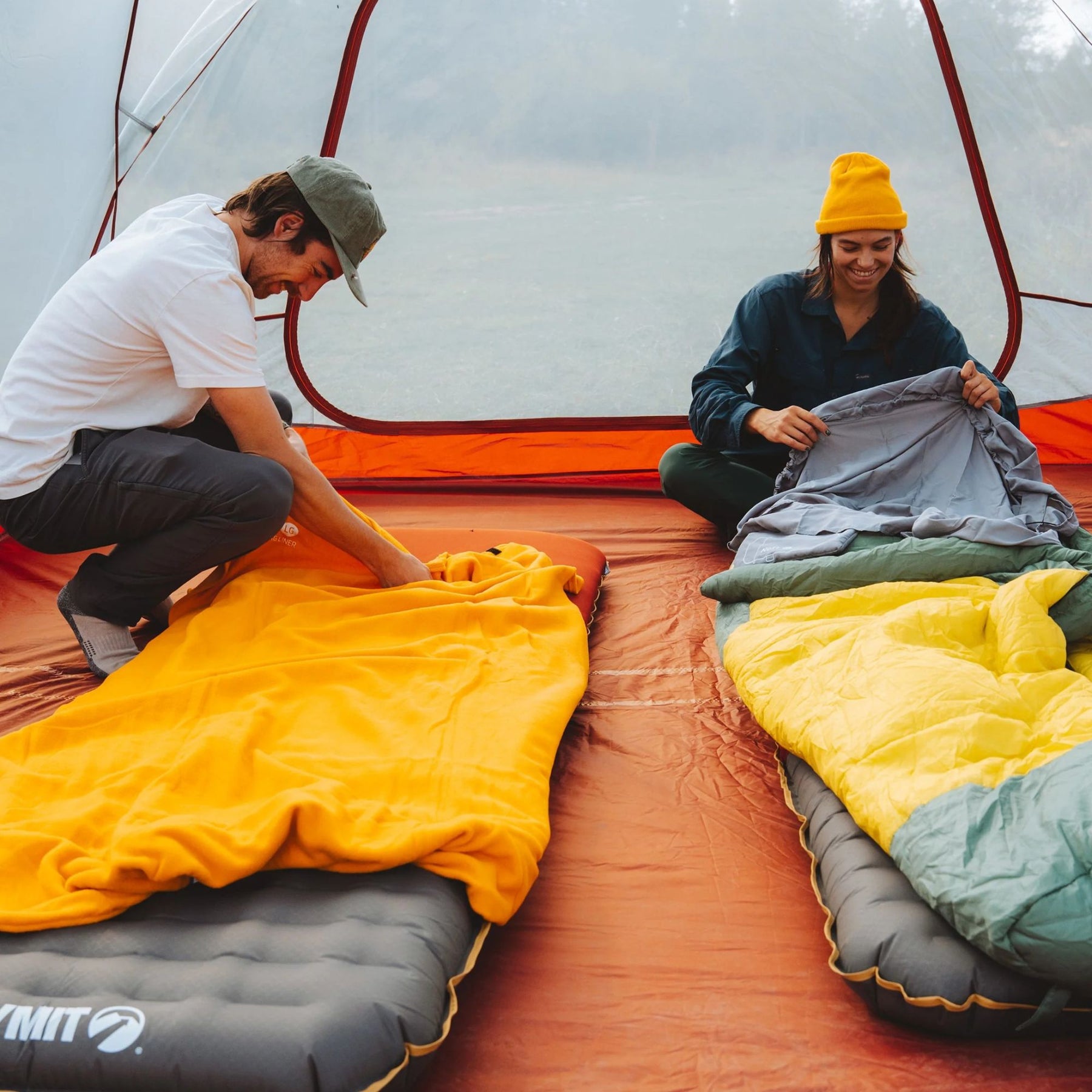 Klymit Insulated Klymaloft Sleeping Pad materassino gonfiabile ibrido con strato superiore in schiuma e base a camere d'aria per campeggio e trekking.