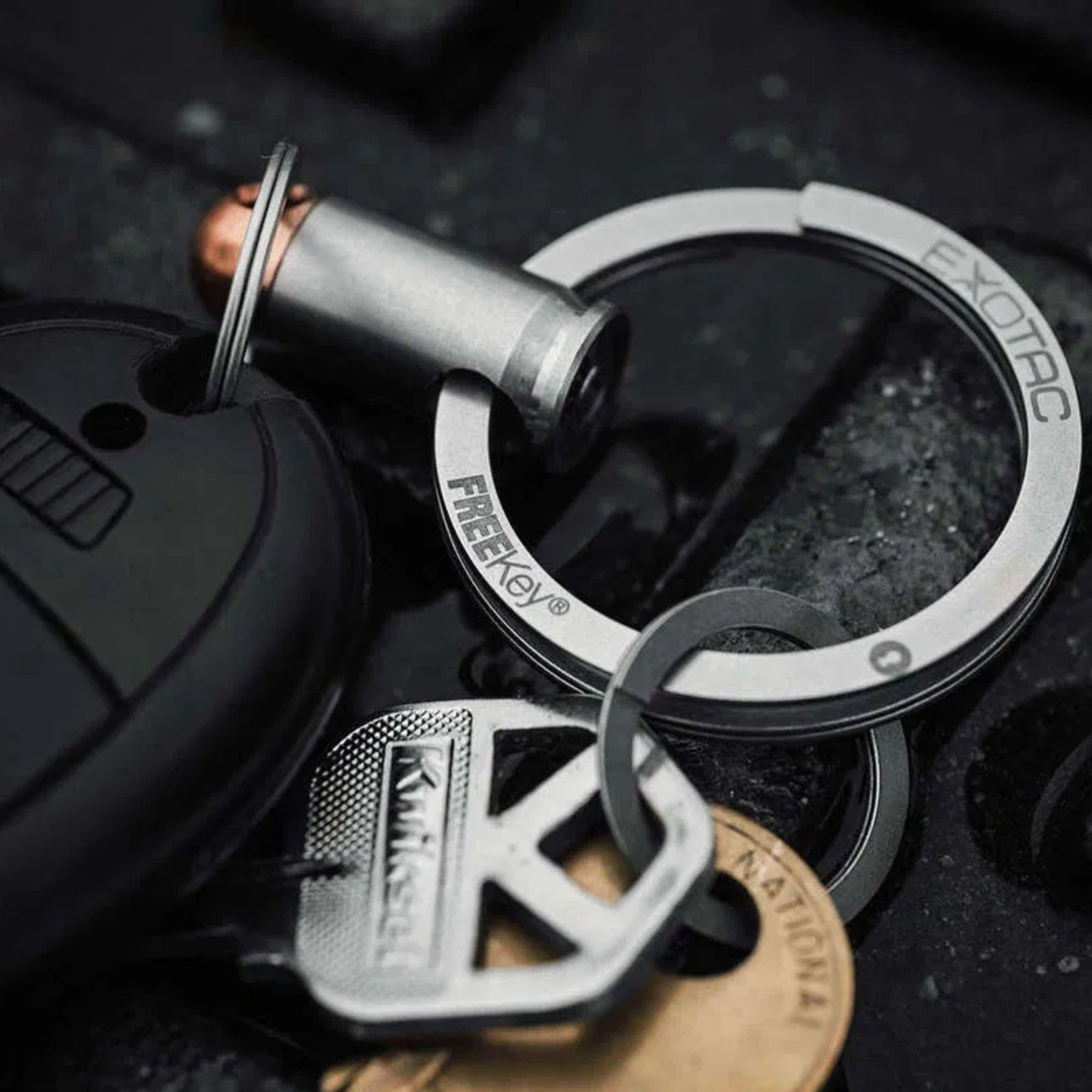 Exotac BMQR .380 Portachiavi a sgancio rapido magnetico con corpo in rame e acciaio inossidabile. Accessorio EDC compatto per organizzazione chiavi con attacco sicuro e design ispirato ai bossoli.