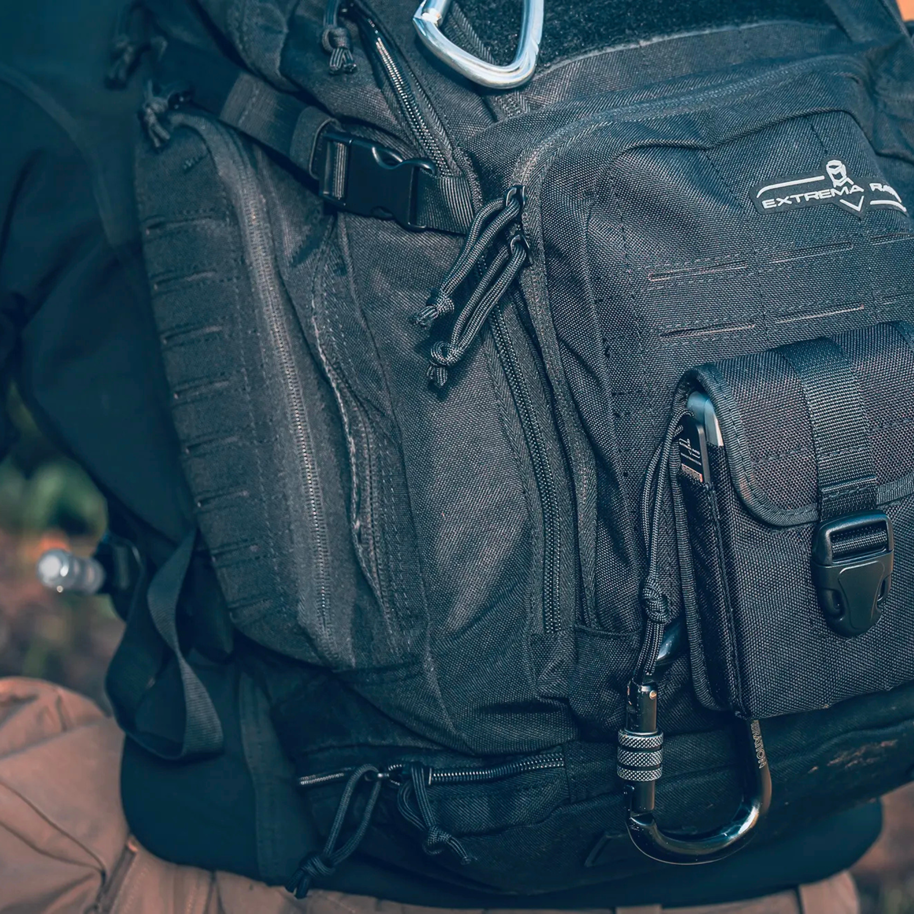 Extrema Ratio Sentinel Backpack: Zaino tattico da 35 litri. Dotato di sistema MOLLE laser-cut, scomparto principale ad apertura completa, tasche dedicate per laptop e sacca idrica. Include schienale traspirante termoforato e maniglia in paracord intrecciato per massima resistenza.