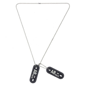 101 INC Dog Tag Bloodgroup. Coppia di piastrine patch in PVC 3D con retro in velcro e catenella inclusa. Indicazione del gruppo sanguigno con lettere fluorescenti e fori laterali. Accessorio tattico di identificazione per equipaggiamento militare e primo soccorso.