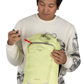 Osprey Daylite Cinch Zaino da 15 Litri con chiusura superiore a coulisse, spallacci traspiranti traforati e tasca frontale con zip. Accessorio versatile ideale per trekking leggero, escursioni e uso quotidiano.