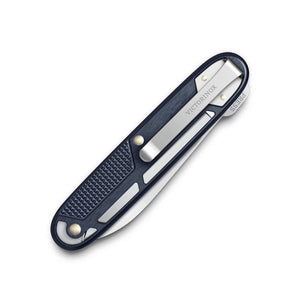 Victorinox Onefold Alox. Coltello chiudibile a lama singola liscia. Guancette in alluminio strutturato con fresature decorative e design scheletrato ultrapiatto. Strumento essenziale e leggero ideale per il porto quotidiano EDC minimalista.