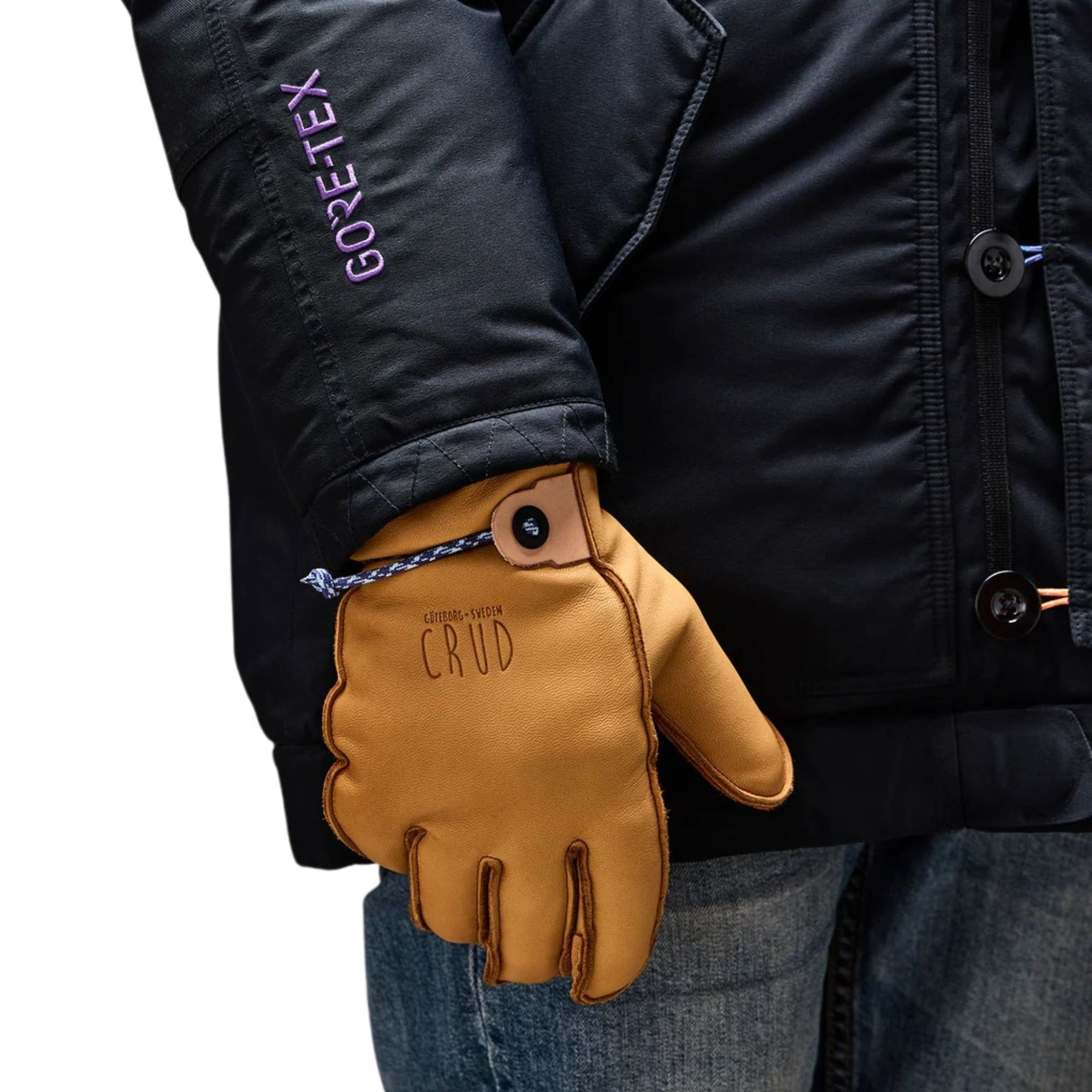 Crud Sweden Guanti Mitsuhiko 2.0 Re:Newool Lined invernali in pelle pieno fiore. Fodera interna in lana riciclata per massimo isolamento termico. Design artigianale robusto con polsino corto e asola in paracord. Ideali per bushcraft, lavori pesanti e protezione dal freddo.